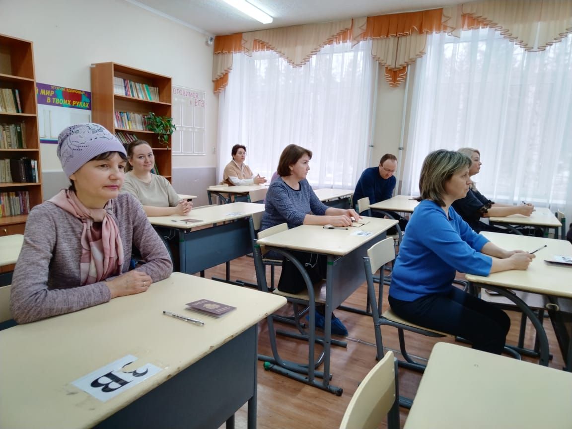 В Лениногорске порядка 60 родителей будущих выпускников сдали пробный ЕГЭ по русскому языку
