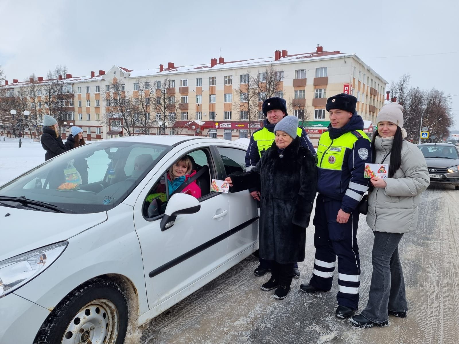 Автоинспекторы ГИБДД Лениногорска поздравили с 8 марта женщин-водителей