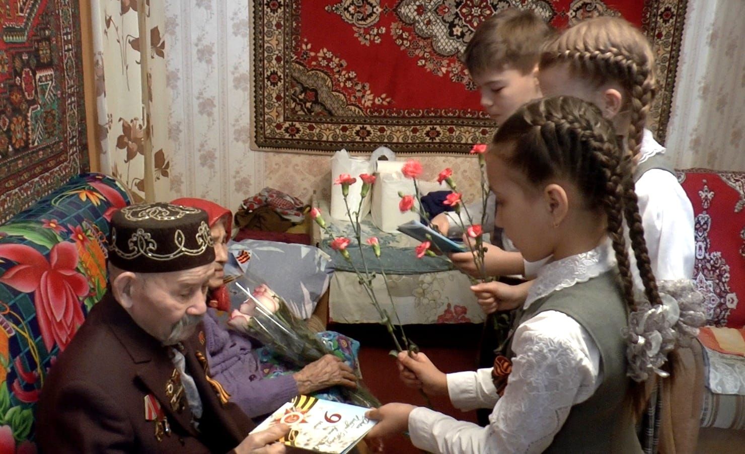 Семья ветеранов войны из Лениногорска получила подарок от Раиса Республики Татарстан