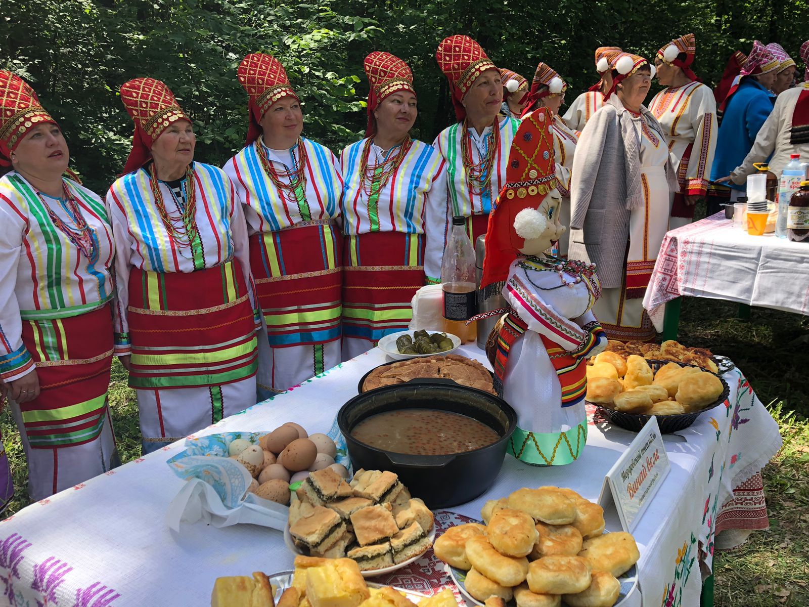 В селе Мордовская Кармалка Лениногорского района на мордовском сабантуе угощали редкими национальными блюдами