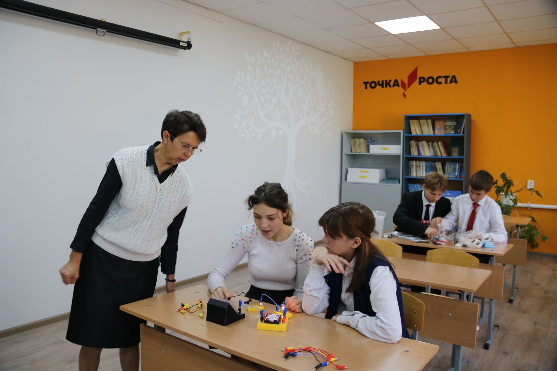 В Лениногорском районе открылся образовательный центр естественных наук и робототехники