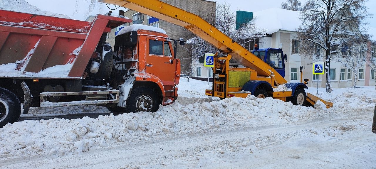 В Лениногорске продолжается борьба с последствиями снегопада