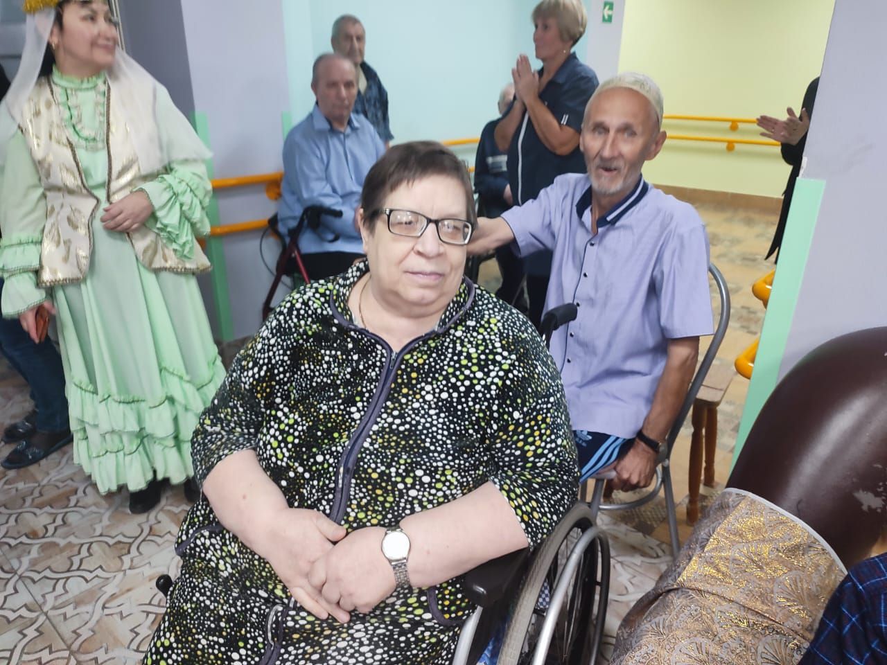 Татарстанские ветераны привезли в подарок Лениногорскому Дому-интернату для престарелых и инвалидов одежду, обувь и лекарства