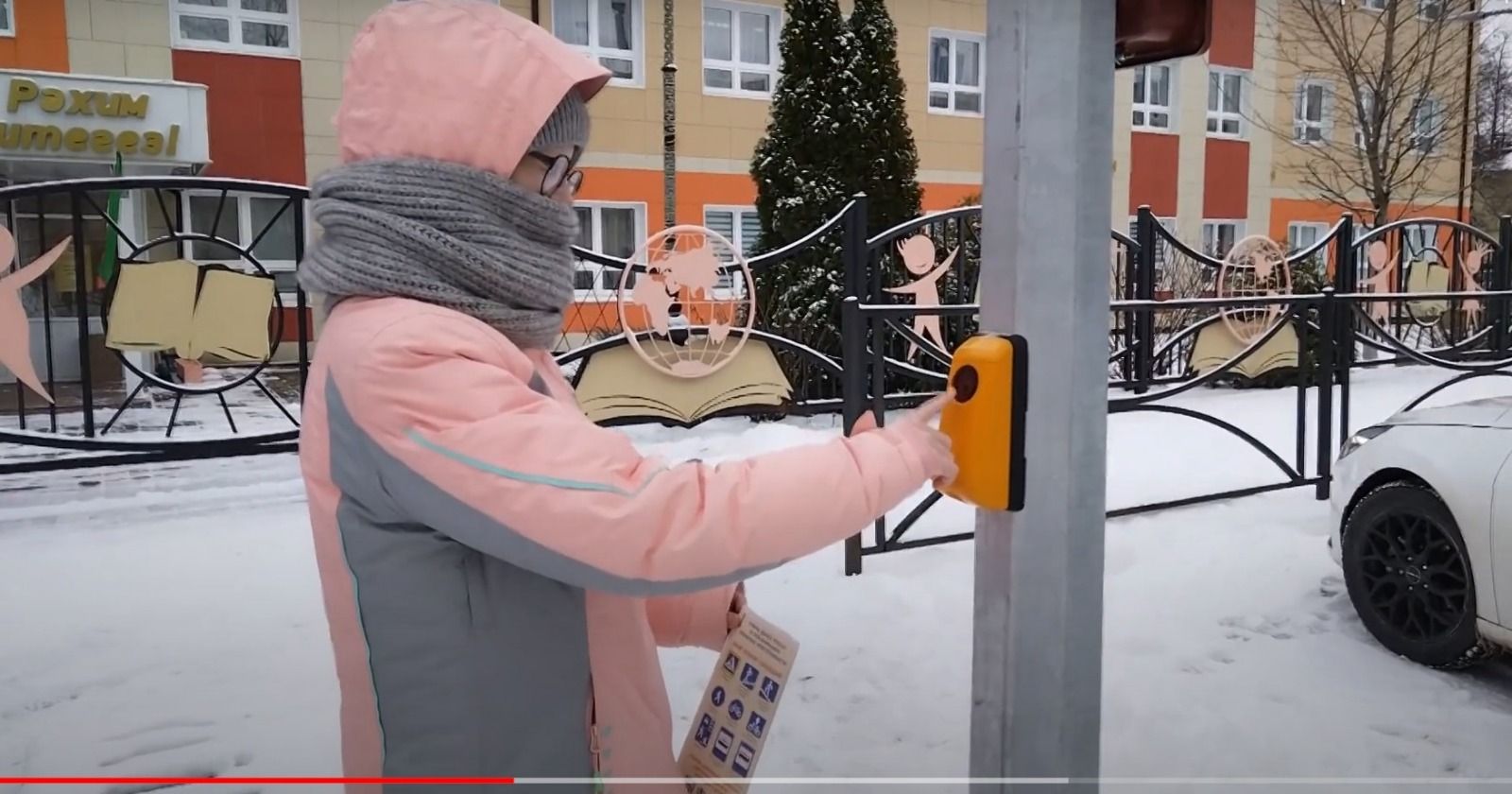 По нацпроекту «Безопасные дороги» в Лениногорске возле двух школ установили светофоры с кнопкой для пешеходов