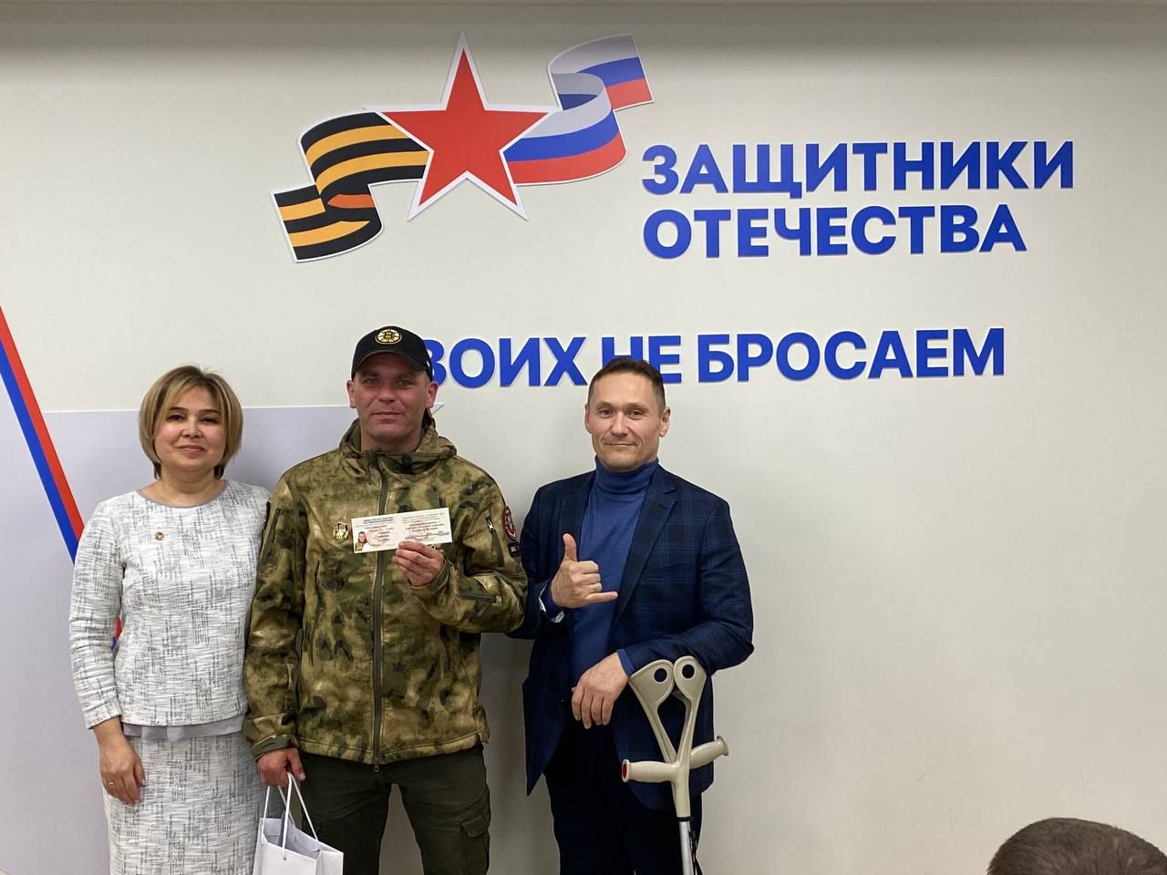 Воевавшему контрактнику из Лениногорск вручили удостоверение ветерана боевых действий