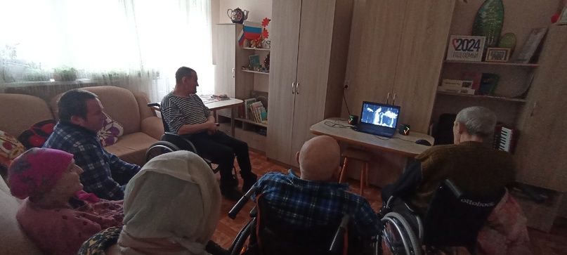 Жители дома-интерната для инвалидов Лениногорска посмотрели фильм «А зори здесь тихие»