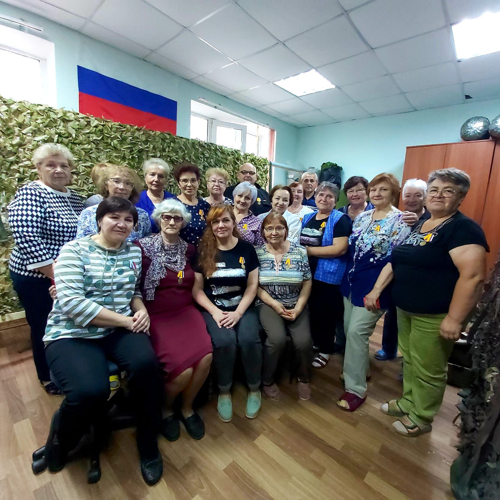 Бойцы СВО передали волонтерам из группы «СВОих не бросаем» именные медали