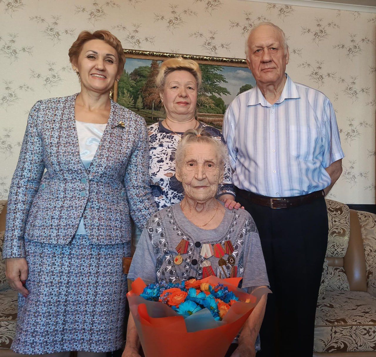 В Лениногорске поздравили ветерана труда Тамару Васильевну Калину с 95-летием