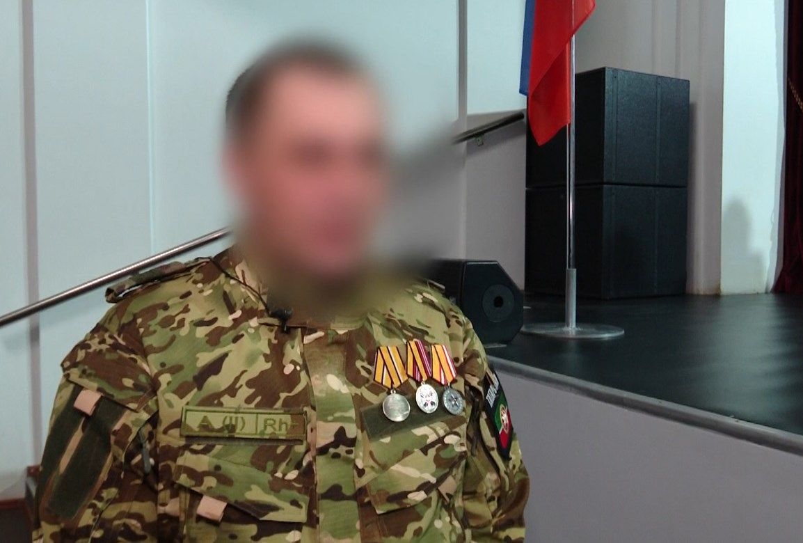 Боец СВО вручил медаль волонтёру: история взаимной поддержки