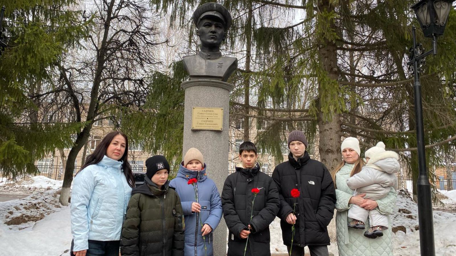 Лениногорские школьники возложили цветы к памятнику Героя Советского Союза Самата Садриева