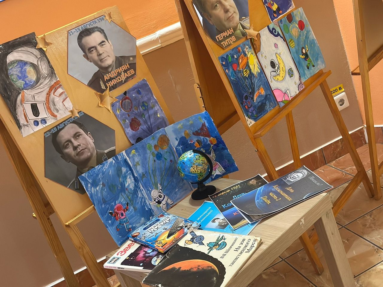 В Лениногорске первоклассники подготовили выставку рисунков ко Дню космонавтики