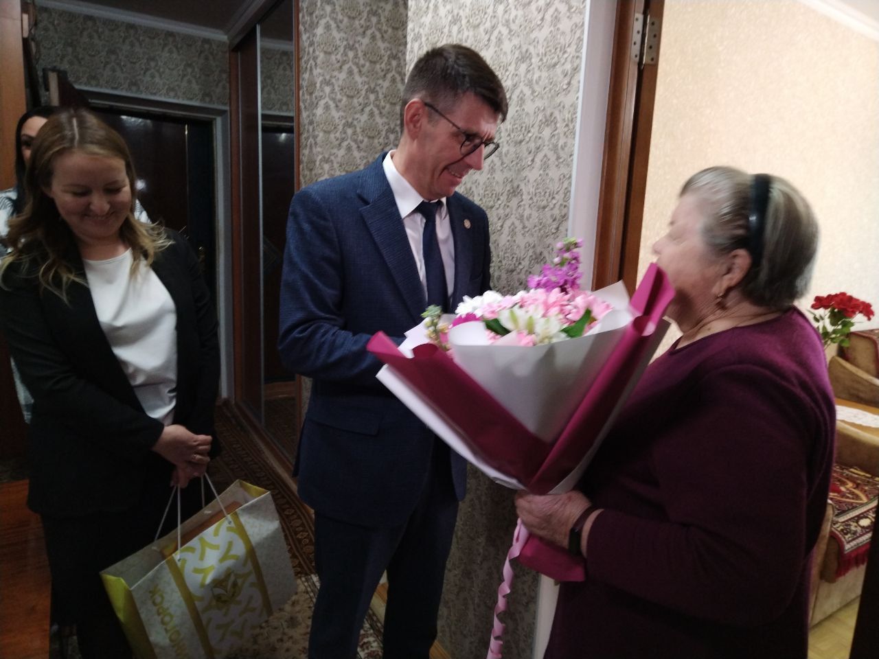 В Лениногорске бывшую узницу концлагеря навестил руководитель исполкома Марат Гирфанов