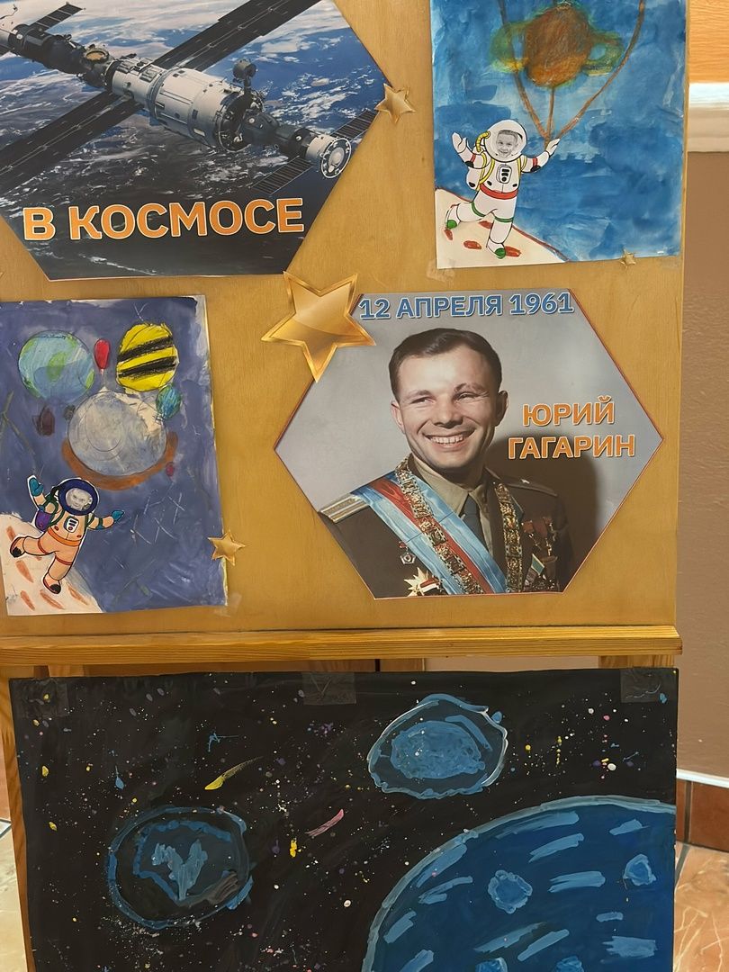 В Лениногорске первоклассники подготовили выставку рисунков ко Дню космонавтики