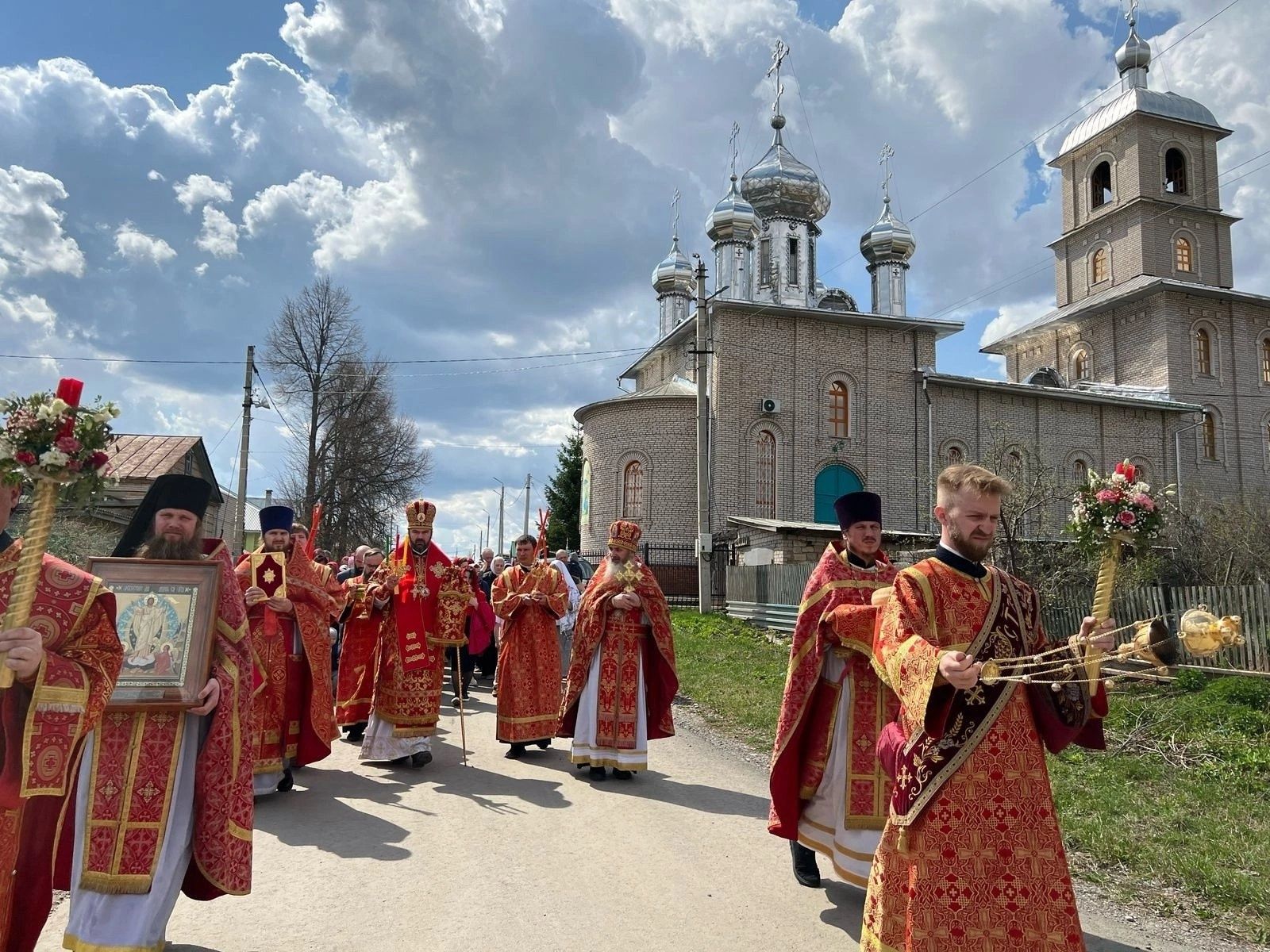 В Лениногорск в Свято-Троицкий храм был доставлен Благодатный огонь