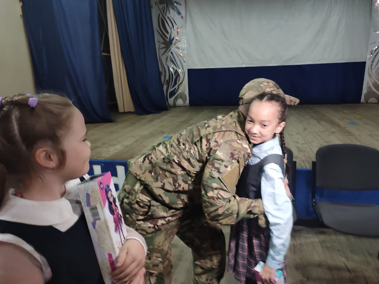 В Лениногорске боец СВО отблагодарил школьниц-волонтёров за трогательный подарок