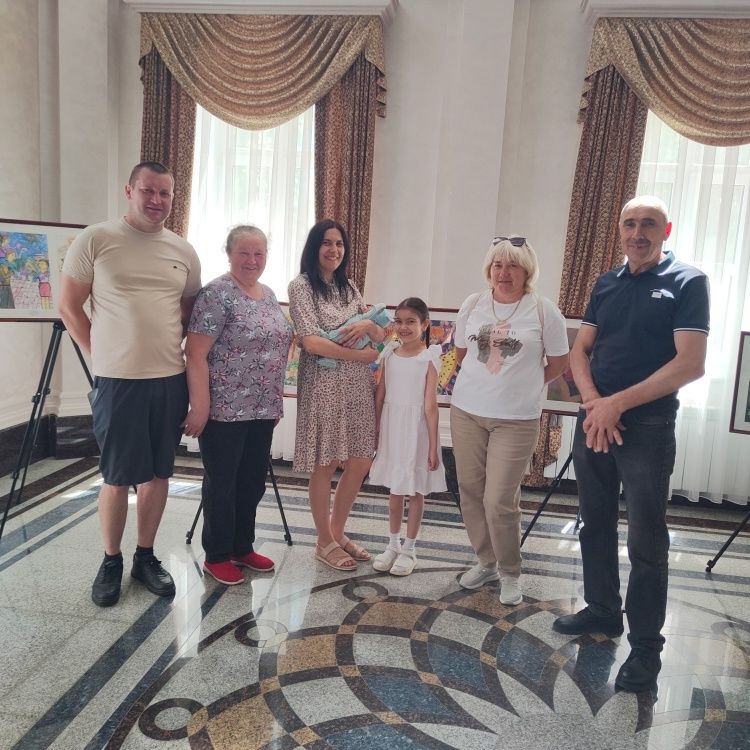 Новорожденного малыша в День защиты детей поздравили в отделе ЗАГСа Лениногорска
