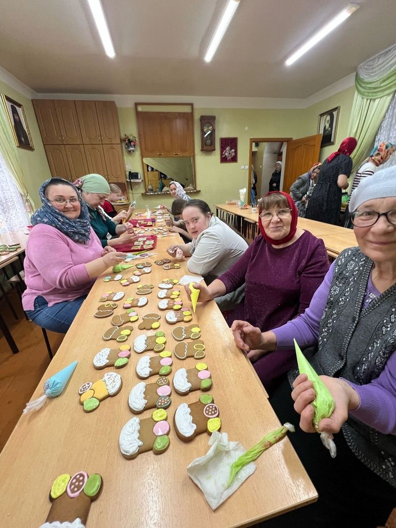 В воскресной школе Лениногорска прошёл мастер-класс росписи пасхальных пряников.