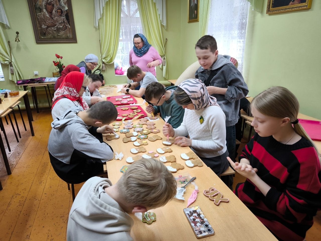 В воскресной школе Лениногорска прошёл мастер-класс росписи пасхальных пряников.