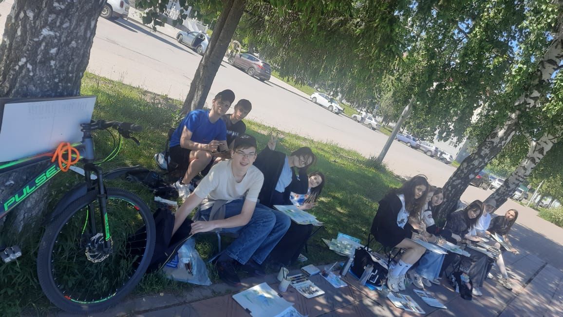 В Лениногорске более 500 юных художников рисуют виды города с натуры
