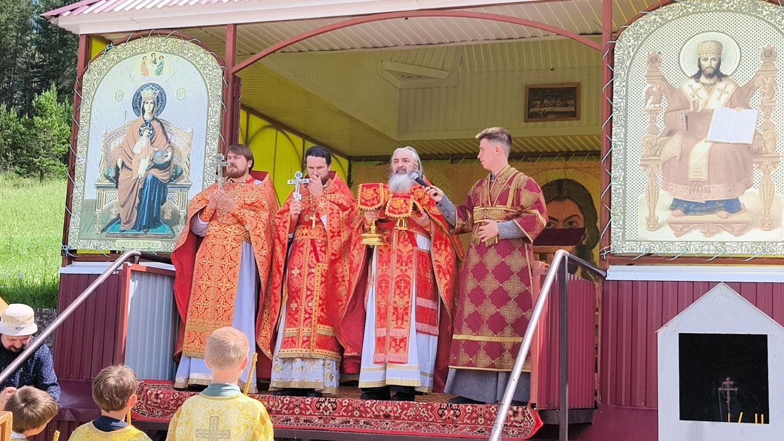 В Лениногорском районе прошёл крестный ход до родника, где в XIX веке было чудесное явление