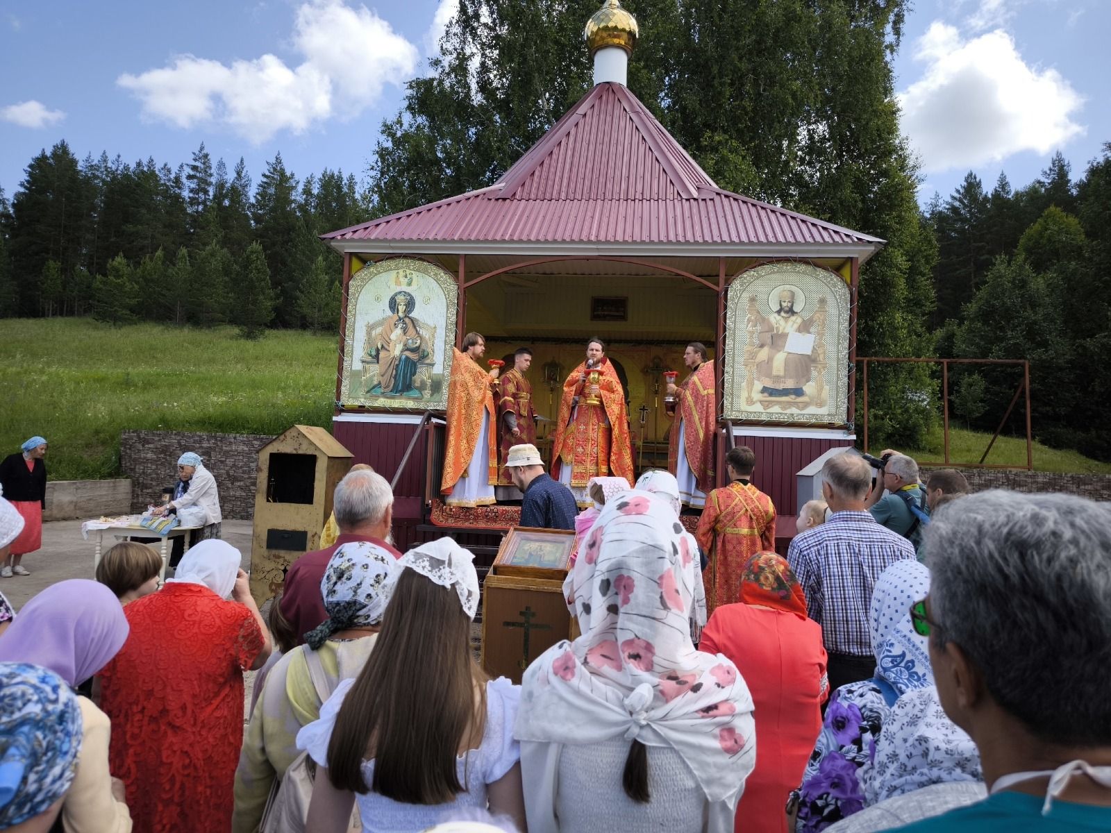 В Лениногорском районе прошёл крестный ход до родника, где в XIX веке было чудесное явление