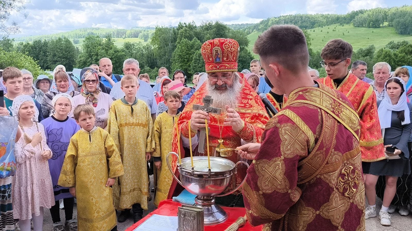 В Лениногорском районе прошёл крестный ход до родника, где в XIX веке было чудесное явление