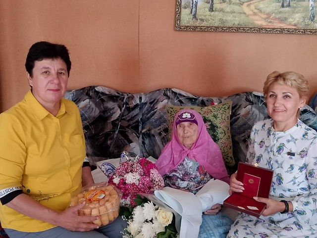 Столетней жительнице из Лениногорска вручили медаль «100 лет образования ТАССР»