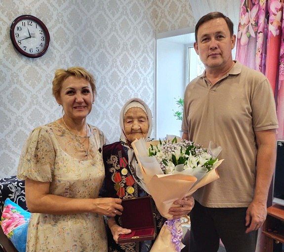 100-летней жительнице Лениногорска вручили медаль «100 лет со дня образования ТАССР»