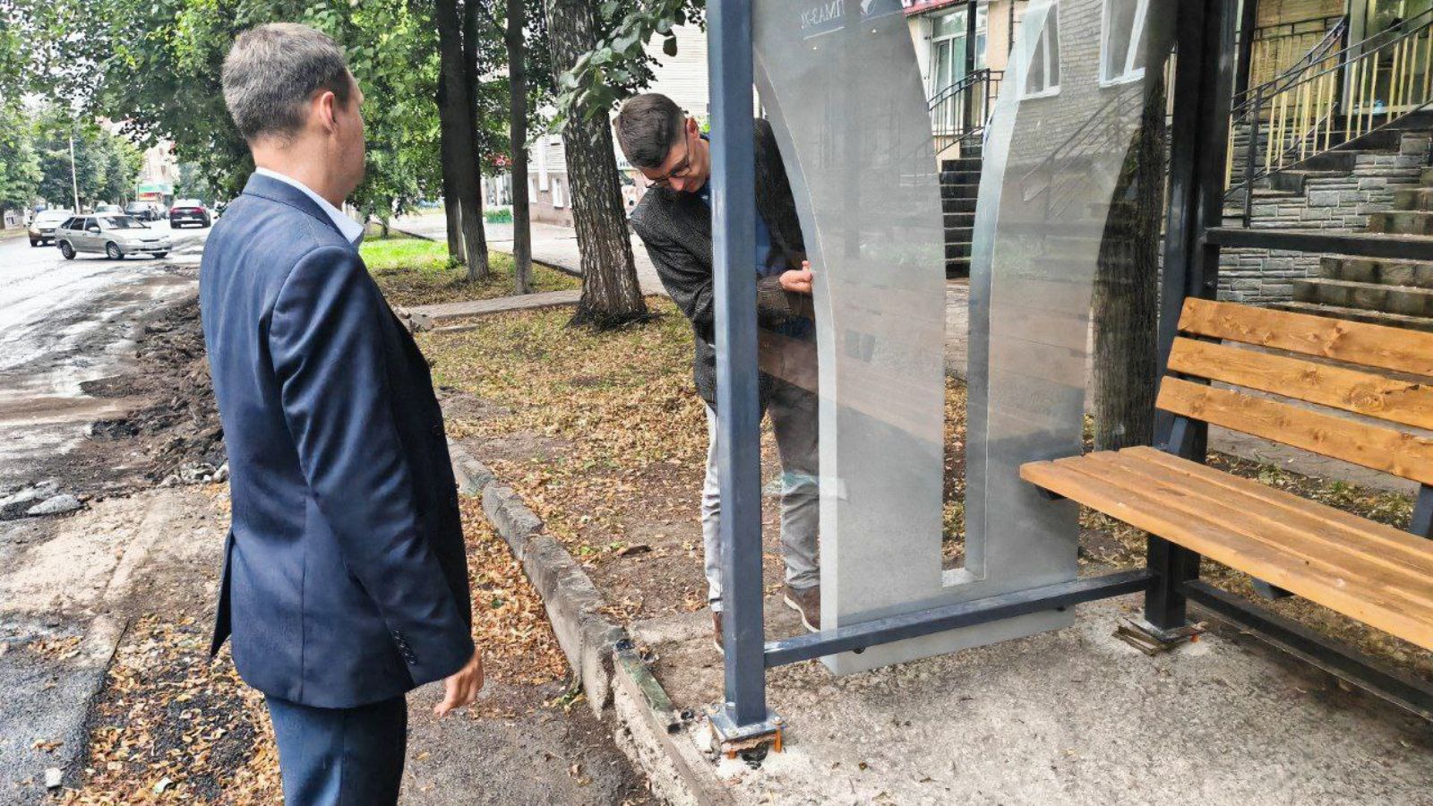 Руководитель исполкома района Марат Гирфанов проверил, как идёт установка новых остановок