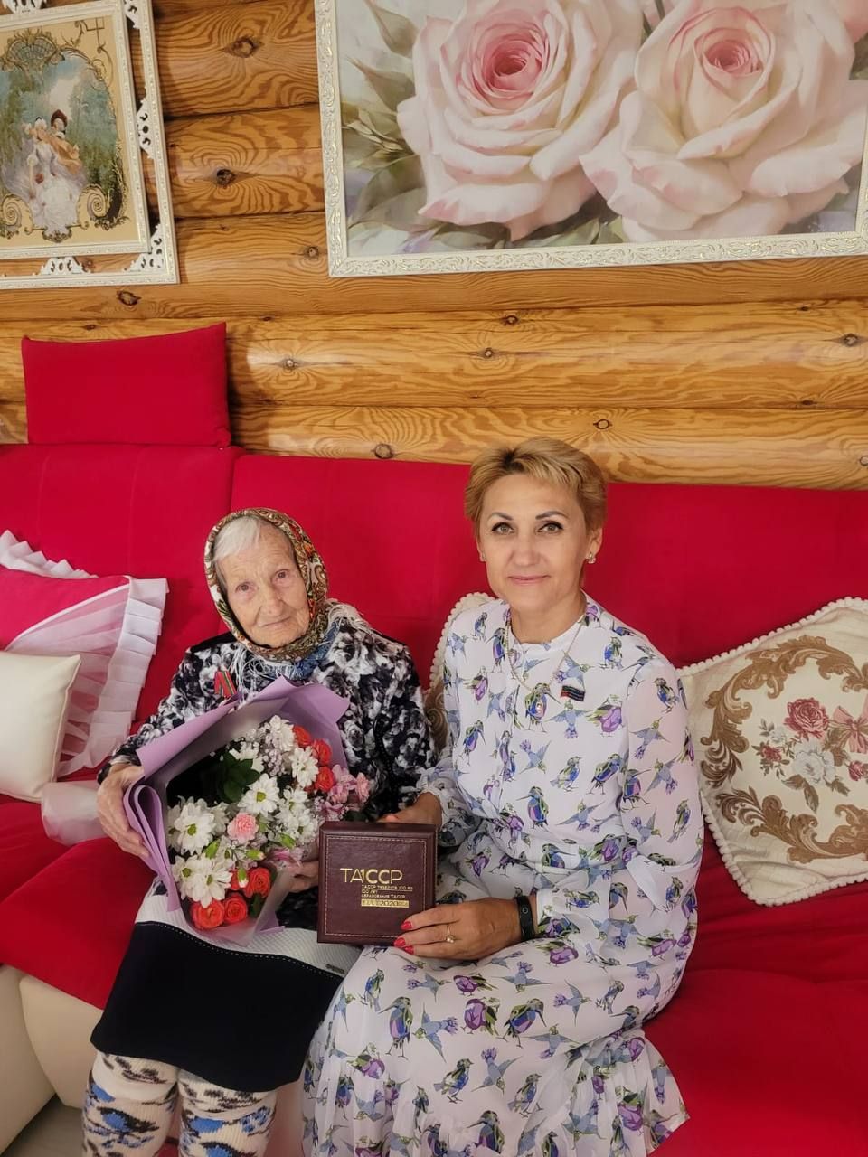 В Лениногорске Нина Григорьевне Казаковой вручили медаль «100 лет образования Татарской Автономной Советской Социалистической Республики»