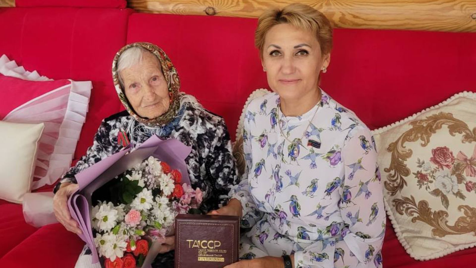 В Лениногорске Нина Григорьевне Казаковой вручили медаль «100 лет образования Татарской Автономной Советской Социалистической Республики»