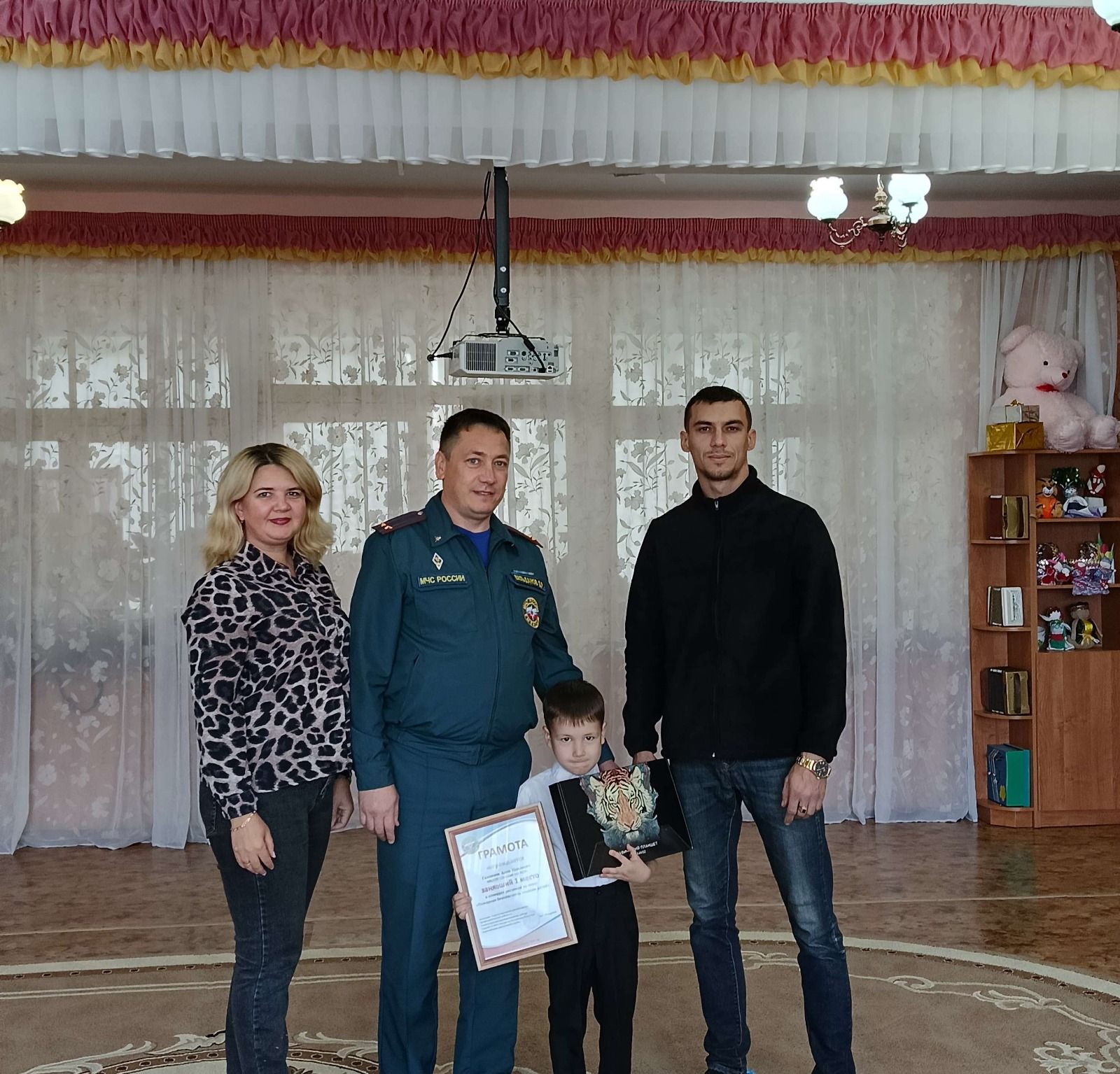 В Лениногорске наградили победителей конкурса рисунков на тему пожарной безопасности