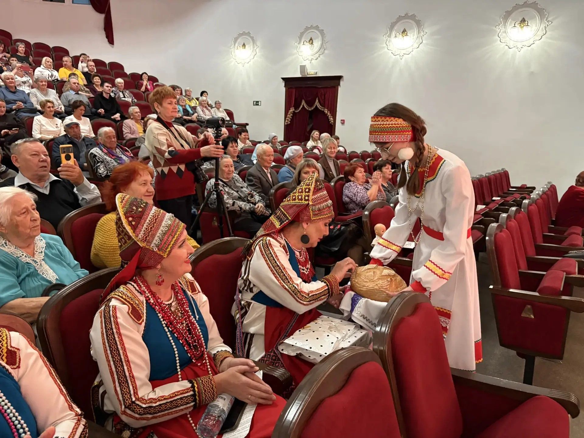 Депутат Госсовета Татарстана поздравил лениногорский ансамбль «Эрзянка» с юбилеем