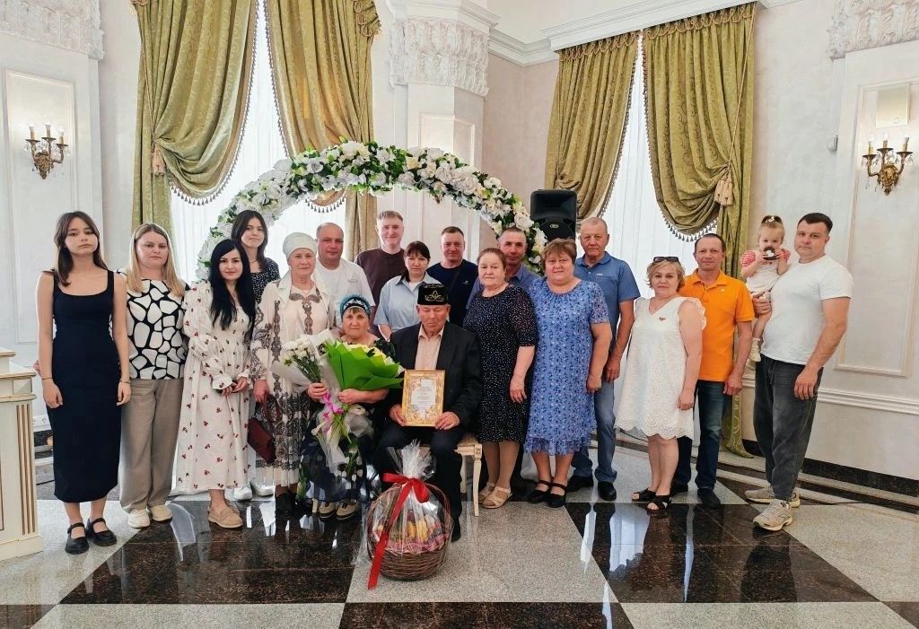 В ЗАГСе Лениногорска с золотой свадьбой поздравили чету Сабирзяновых