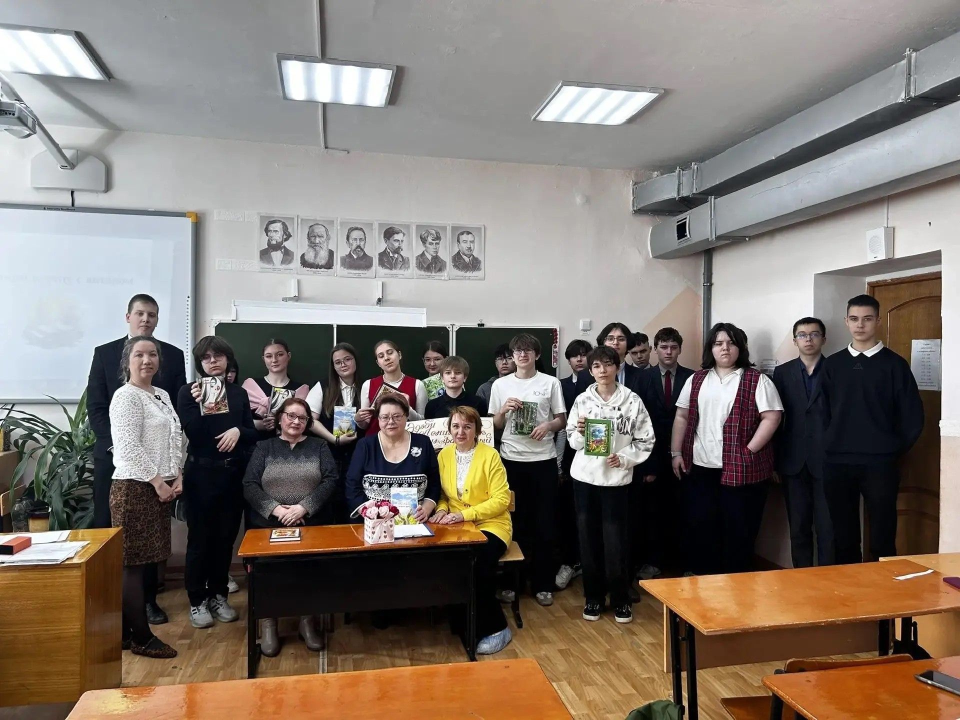 В Лениногорске состоялась встреча писателей со старшеклассниками