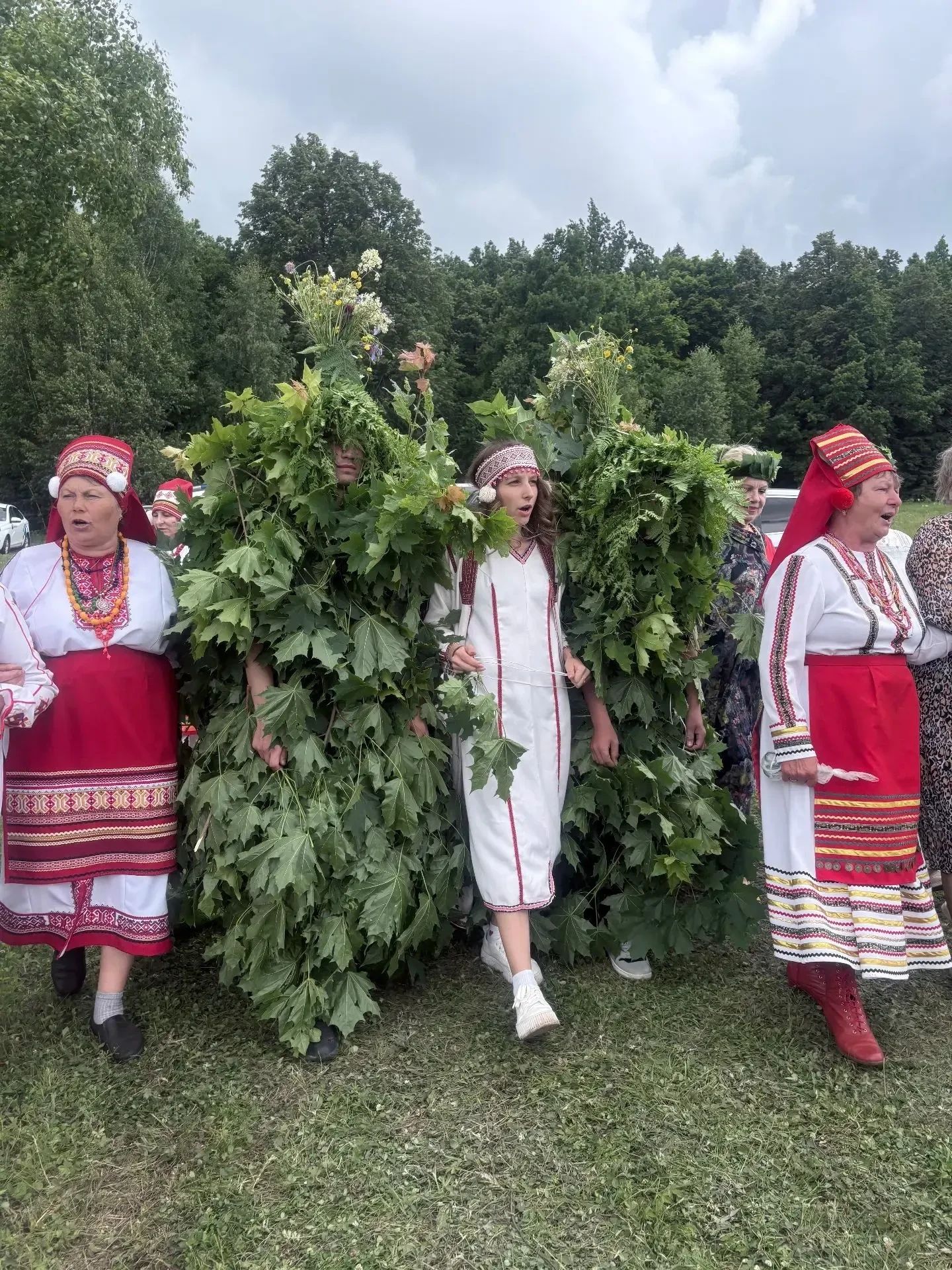 На «Балтае» нарядили «медвежью семью» в шубу из кленовых листьев
