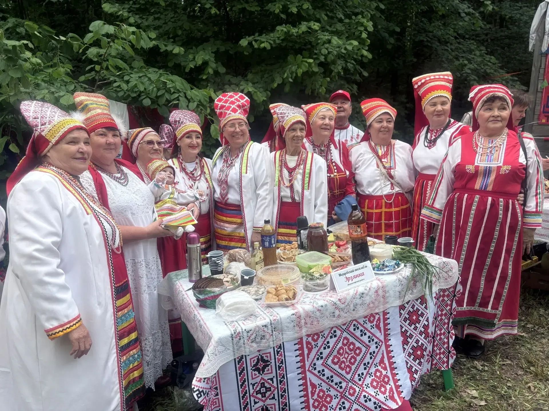 На «Балтае» нарядили «медвежью семью» в шубу из кленовых листьев
