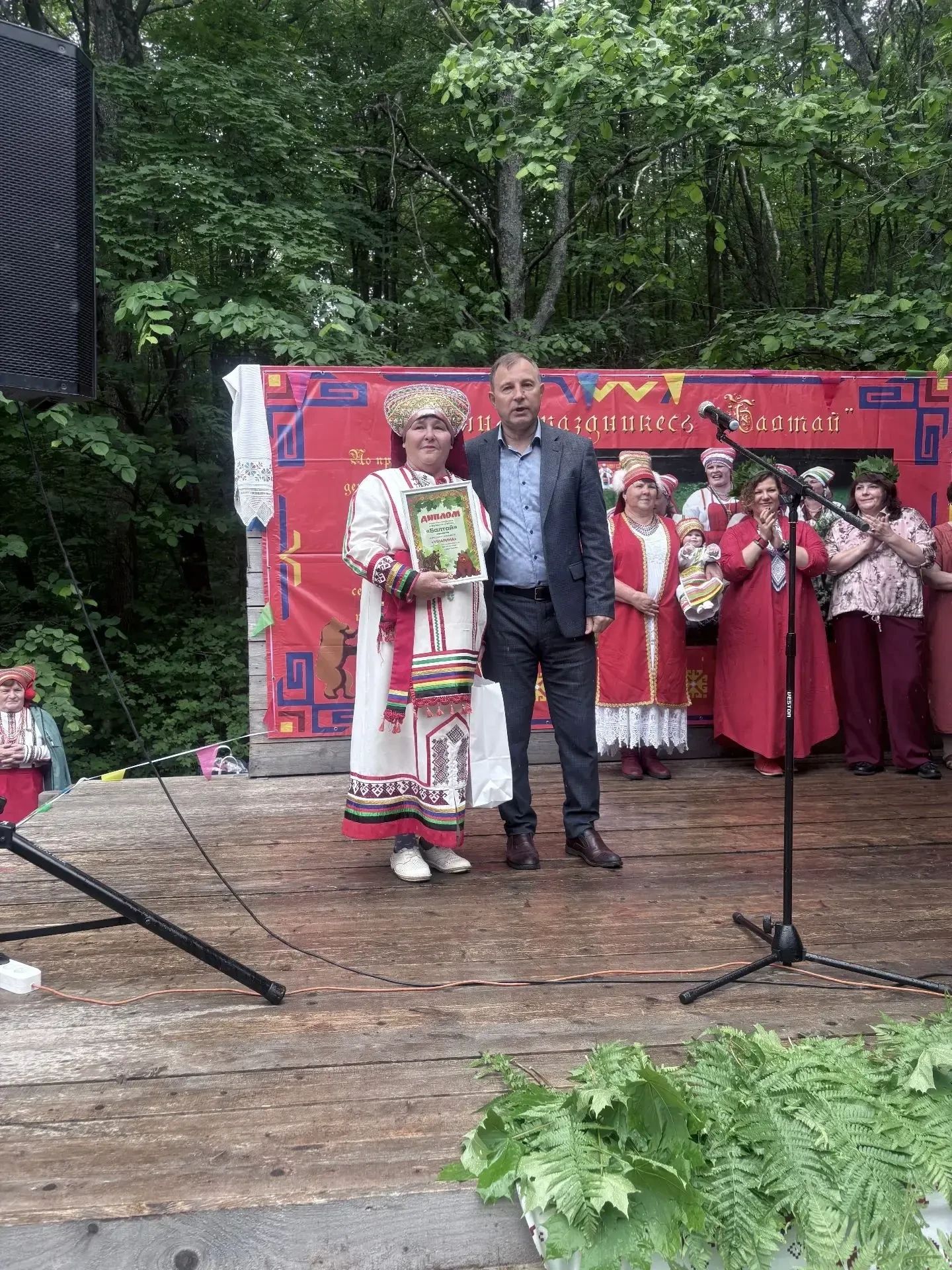 На «Балтае» нарядили «медвежью семью» в шубу из кленовых листьев