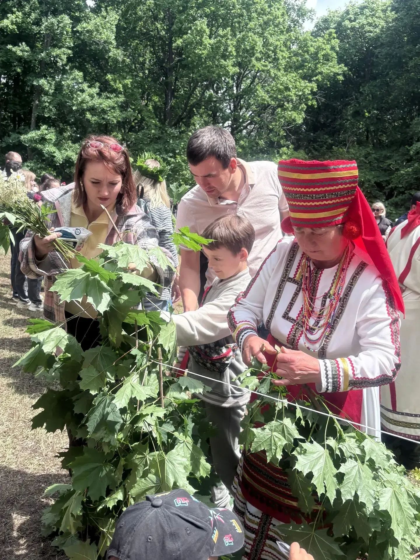 На «Балтае» нарядили «медвежью семью» в шубу из кленовых листьев