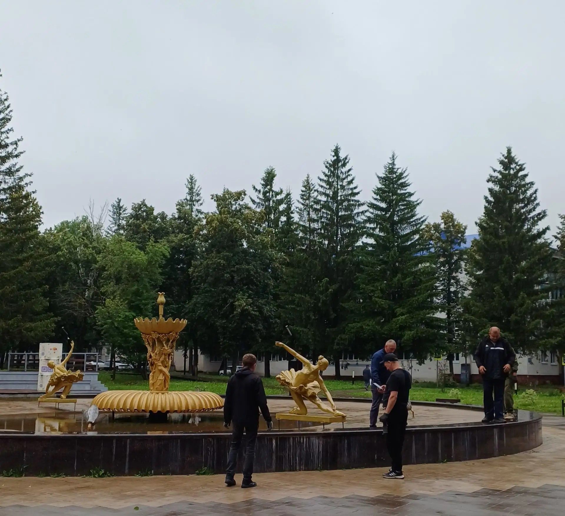 В Лениногорске после ремонта на фонтане установили скульптуры балерин