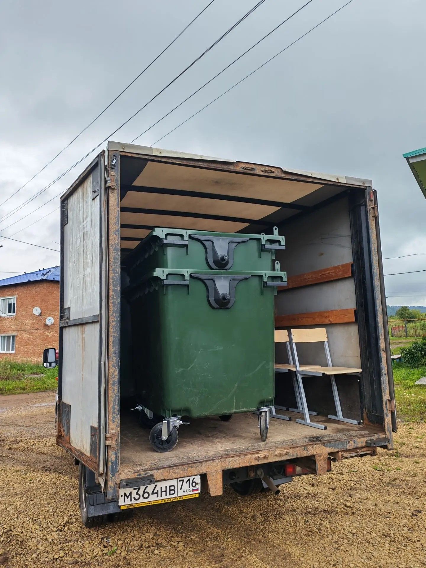 В селе Ивановка Лениногорского района на средства самообложения закупили мусорные контейнеры
