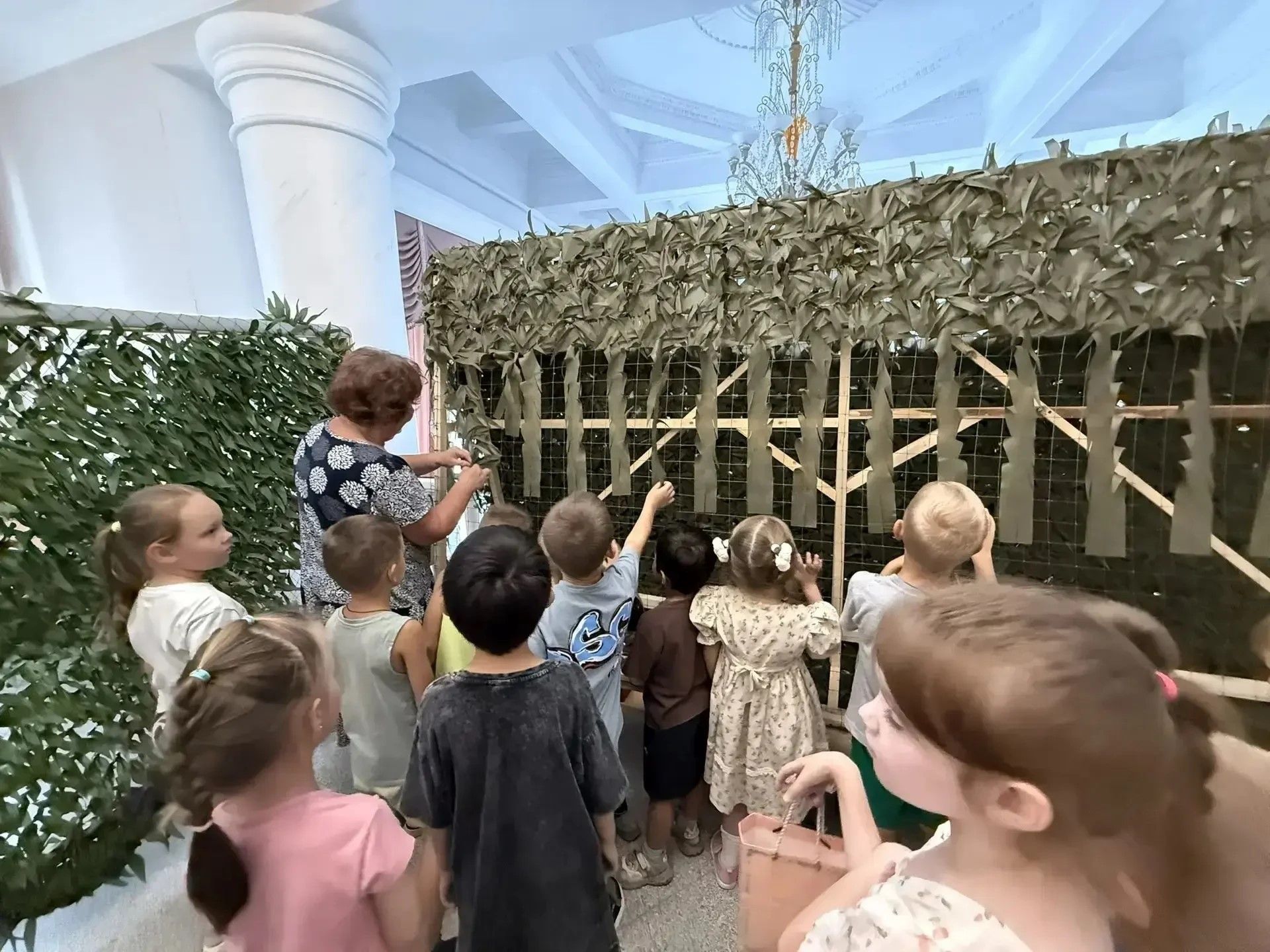 Дошкольники Лениногорска посетили площадку для плетения маскировочных сетей