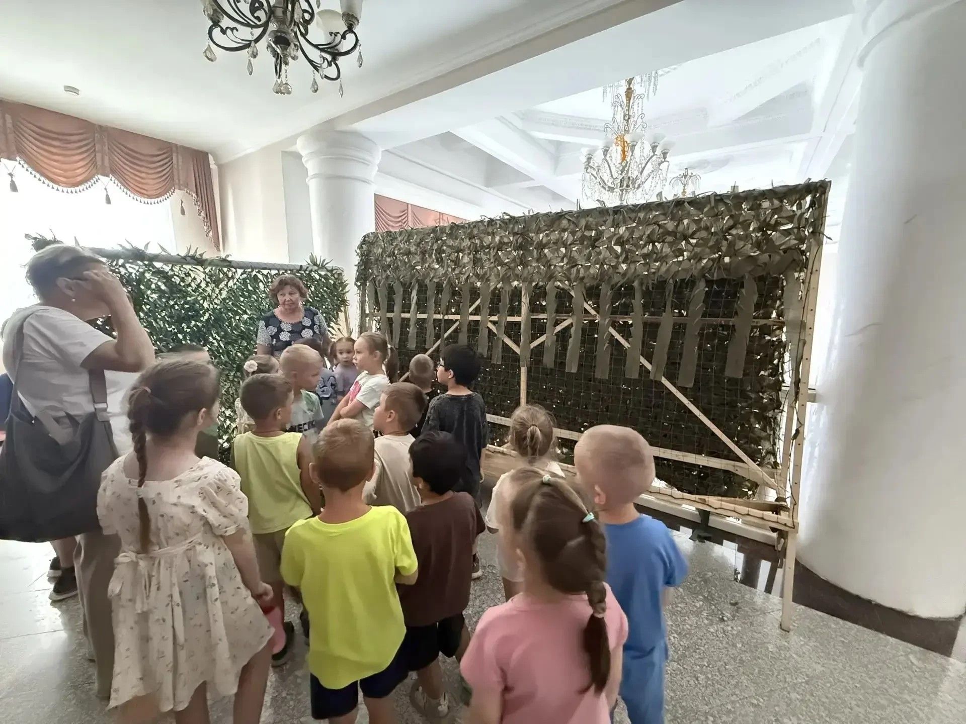 Дошкольники Лениногорска посетили площадку для плетения маскировочных сетей