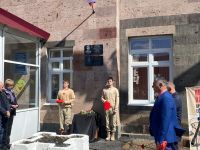В Лениногорске на родной школе бойцу СВО установили мемориальную доску