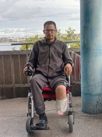 «Когда необходимость отпала, я подарил инвалидную коляску мальчику с ДЦП»