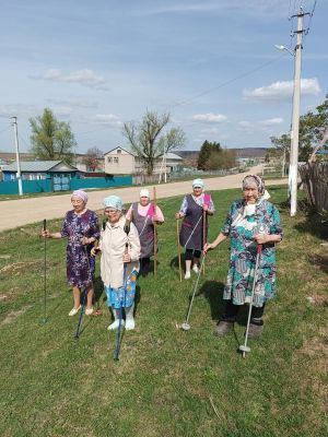 В Лениногорске провели занятие по обучению «Финской ходьбе» для людей пожилого возраста