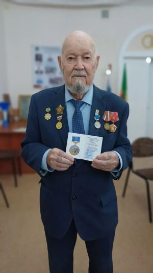 Ветерану из Лениногорска вручили медаль «200 лет Каюму Насыри»