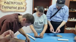 В Лениногорске социальные работники провели мастер‑класс по лепке из глины
