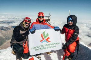Врачи из Татарстана поднялись на вершину Эльбруса