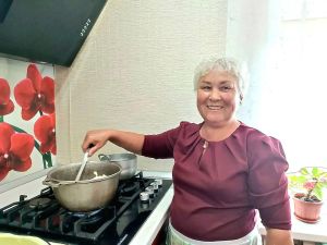 Волонтёр из Лениногорска Рима Портнова готовит чак-чак для отправки бойцам СВО